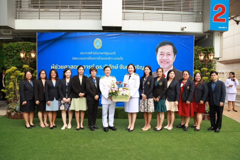 สวนดุสิตโพล ร่วมแสดงความยินดีในโอกาสที่ ผู้ช่วยศาสตราจารย์ ดร.พิทักษ์ จันทร์เจริญ ได้รับโปรดเกล้าฯ แต่งตั้งให้ดำรงตำแหน่งอธิการบดีมหาวิทยาลัยสวนดุสิต