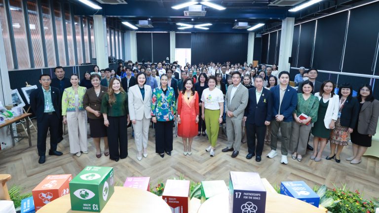 นางสาวพรพรรณ บัวทอง ประธานสวนดุสิตโพล มหาวิทยาลัยสวนดุสิต เข้าร่วมกิจกรรมเสวนาความยั่งยืน ครั้งที่ 4 Sustainability in Action : SDGs in SDU’’s Path to the Future ภายใต้หัวข้อ “SDGs Solutions in Hospitality and Tourism”