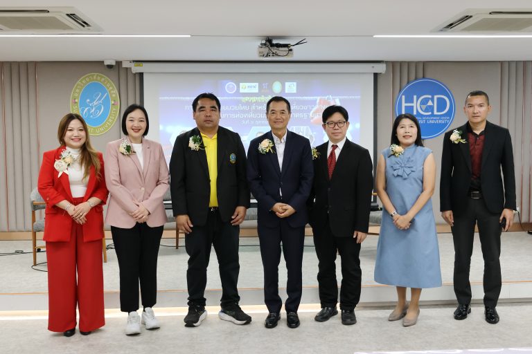 ดร.พรพรรณ บัวทอง ประธานสวนดุสิตโพล มหาวิทยาลัยสวนดุสิต เข้าร่วมเสวนาและแลกเปลี่ยนความคิดเห็นเกี่ยวกับการพัฒนาค่ายมวยไทย เพื่อส่งเสริมการท่องเที่ยวมวยไทยสู่มาตรฐานสากล