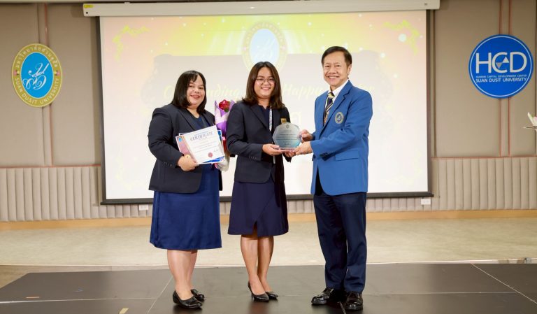 ตัวแทนจากสวนดุสิตโพล คว้ารางวัลชนะเลิศ ในโครงการ “Peer Support Network : เครือข่ายเพื่อนพลังบวก สู่การเป็นมหาวิทยาลัยแห่งความสุข” ระยะที่ 3 : ผู้นำสร้างสรรค์กิจกรรม เพื่อความสุข  (Outstanding SDU Happy Creator Award)