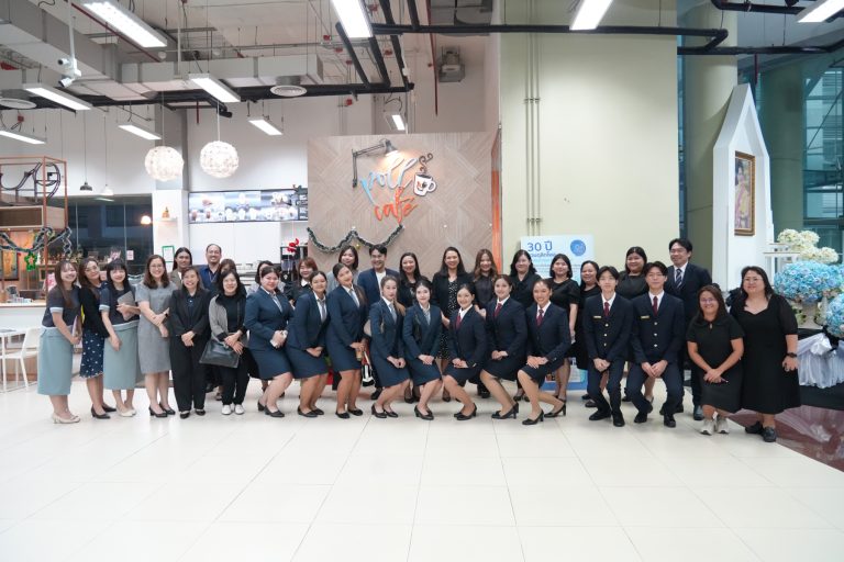 กิจกรรม “คุยสบายๆ… Life สาระ” ครั้งที่ 404 หัวข้อ : THM Creative Challenge @U-Thong การแข่งขันไอเดียสร้างสรรค์ด้านการท่องเที่ยวและบริการพบกับ ผศ.ณัฐปรียา โพธิ์พันธุ์ รองคณบดีโรงเรียนการท่องเที่ยวและการบริการ อาจารย์ผู้ควบคุมทีม อาจารย์ ดร.พรรษพล คำไล้ สาขาวิชาธุรกิจการโรงแรม (ชนะเลิศ) อาจารย์ชรินดา วิเศษรัตน์ สาขาวิชาผู้ประกอบการธุรกิจบริการและการท่องเที่ยว (รองชนะเลิศ) และน้องๆ นักศึกษาที่เข้าร่วมการแข่งขัน