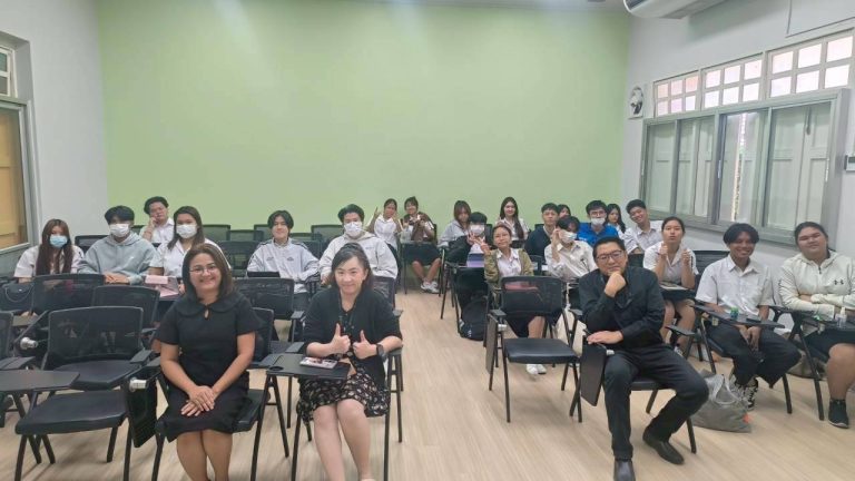 สวนดุสิตโพล จัดกิจกรรม Poll Lab ครั้งที่ 35 หัวข้อ “สร้าง Infographic สื่อสารไว ตรงใจ ให้ความรู้” ให้แก่นักศึกษาสาขาภาษาและการสื่อสาร ชั้นปีที่ 1