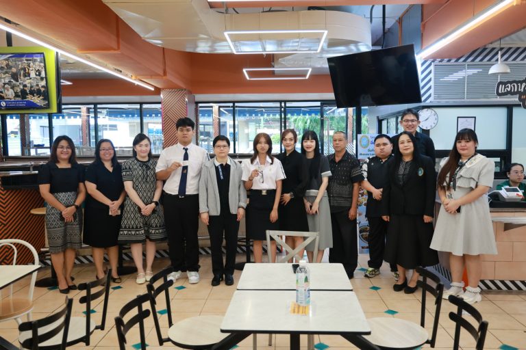 ศูนย์สนเทศแนะแนวการศึกษาและอาชีพ กองพัฒนานักศึกษา ร่วมกับสำนักวิทยบริการและเทคโนโลยีสารสนเทศ สำนักกิจการพิเศษ ครัวสวนดุสิต และสวนดุสิตโพล จัดโครงการอิ่มท้องสมองแล่น อิ่มอินเตอร์ เรียนรู้ผ่านรสชาติ หลากหลายไปด้วยกัน