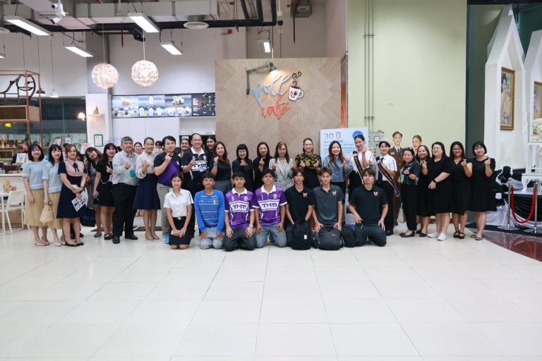 สวนดุสิตโพล ร่วมกับ โรงเรียนการท่องเที่ยวและการบริการ จัดกิจกรรม “คุยสบาย ๆ… Story Talk One Lab“ ครั้งที่ 441(35) Concept: THE EXPERIENCE SERIES ทุกประสบการณ์ มีเรื่องให้ค้นพบ EP. 3 Experience The Spotlight จากสนามแข่งสู่เวที รู้จักเรื่องราวของคนที่เปล่งประกาย